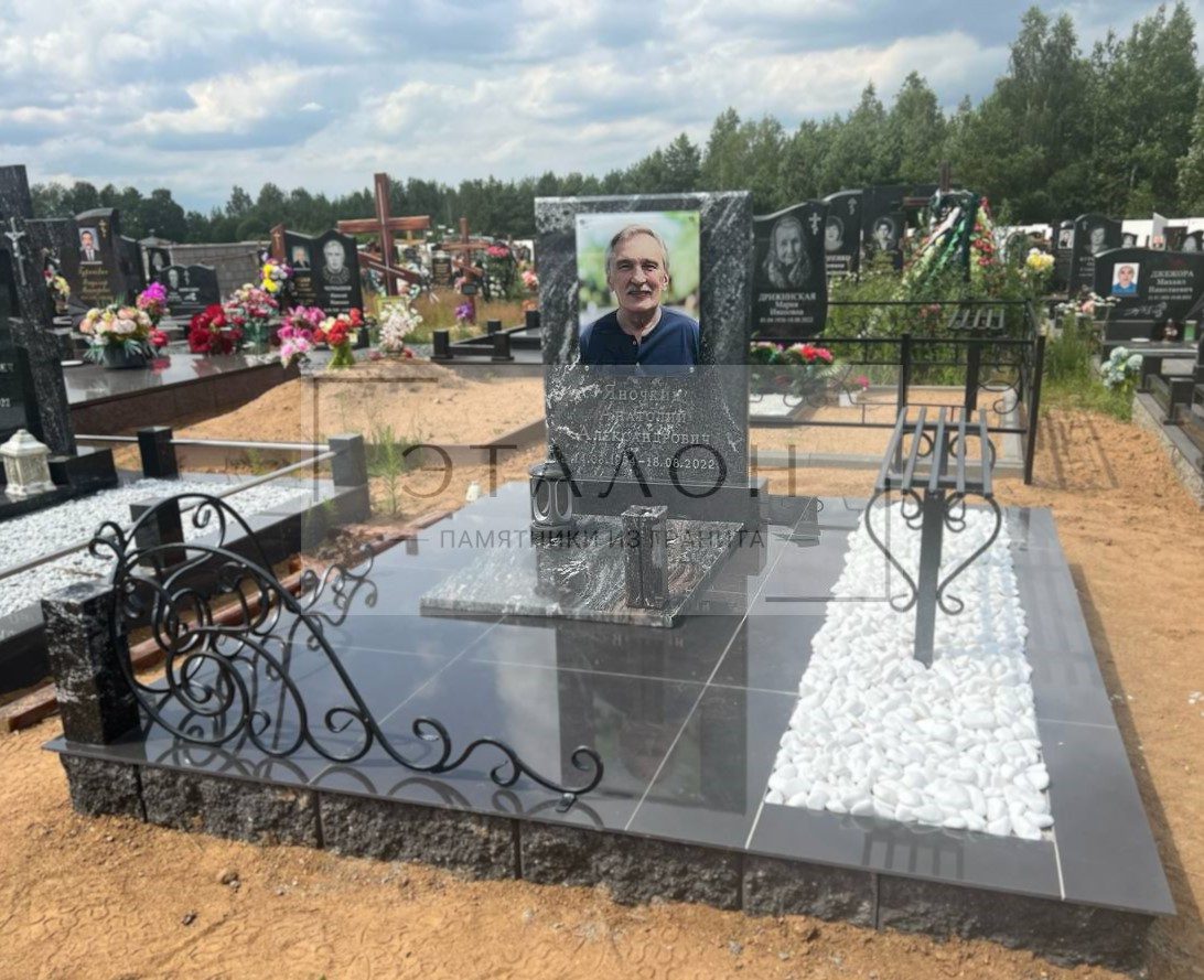 Вертикальная стела, ограда с элементом ковки