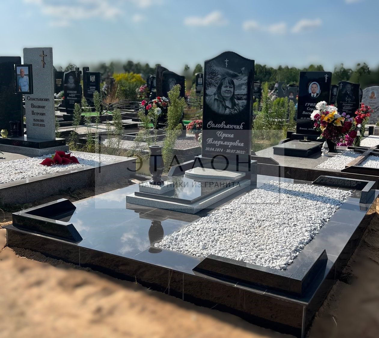 Одиночная вертикальная стела с элементами Мансуровского гранита