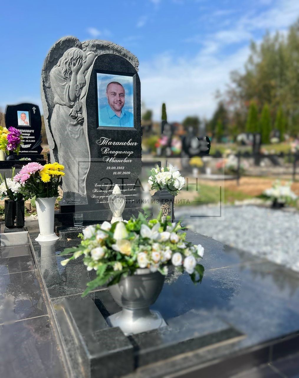 Купить памятники из гранита в Минске по индивидуальному проекту. Изготовление и установка памятников на могилу, оград и аксессуаров. Высокое качество, доступные цены, доставка и монтаж. Работаем в Минске и области.